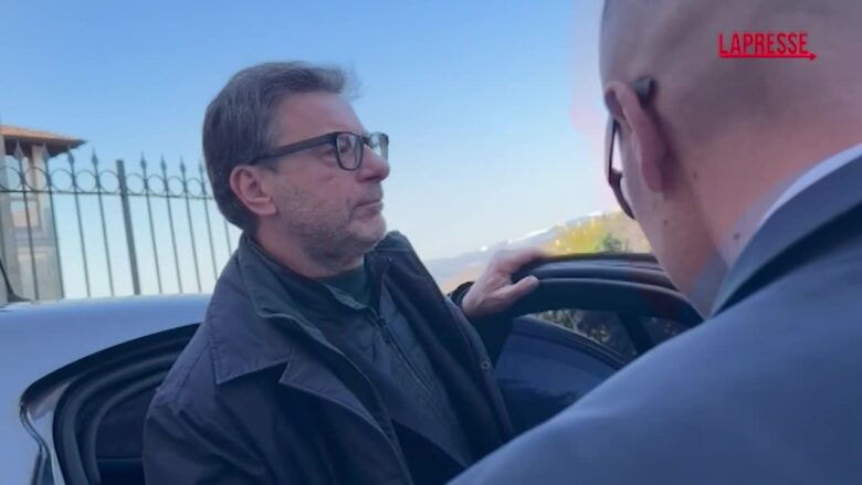 Umberto Bossi, il ministro Giorgetti arriva a Gemonio: l'abbraccio commosso con il figlio Renzo