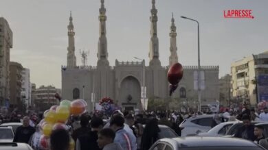 Egitto, migliaia di persone in preghiera a Il Cairo per celebrare la festa dell’Eid al-Fitr