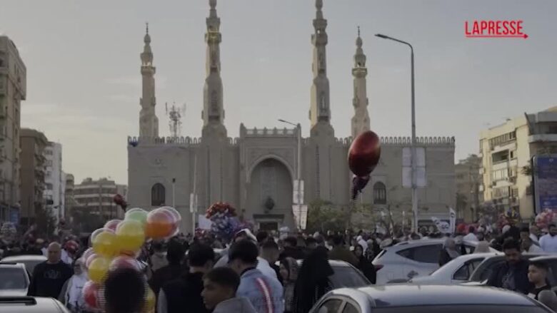 Egitto, migliaia di persone in preghiera a Il Cairo per celebrare la festa dell’Eid al-Fitr