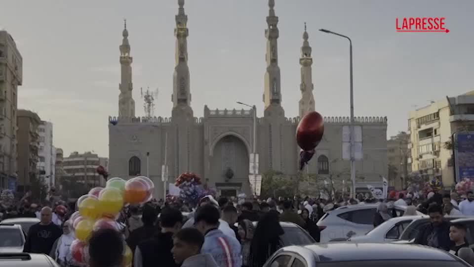 egitto migliaia di persone in preghiera a il cairo per celebrare la festa dell8217eid al fitr da Lapresse.it egitto migliaia di persone in preghiera a il cairo per celebrare la festa dell8217eid al fitr