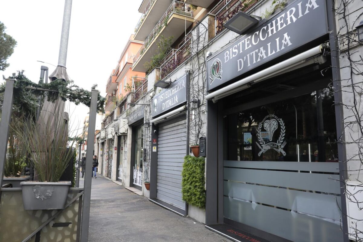 Delmastro, Meloni: “Resta al suo posto”. Ma le opposizioni insistono: “Dimissioni” Delmastro, Meloni: “Resta al suo posto”. Ma le opposizioni insistono: “Dimissioni”