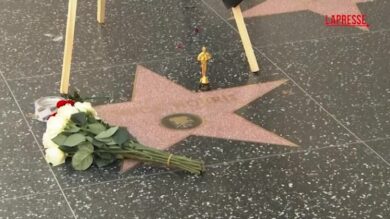 Chuck Norris, corona di fiori sulla stella alla Walk of Fame di Los Angeles