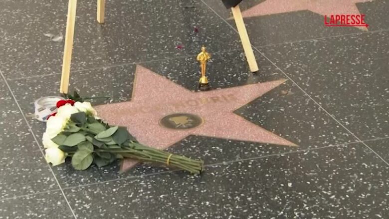 Chuck Norris, corona di fiori sulla stella alla Walk of Fame di Los Angeles