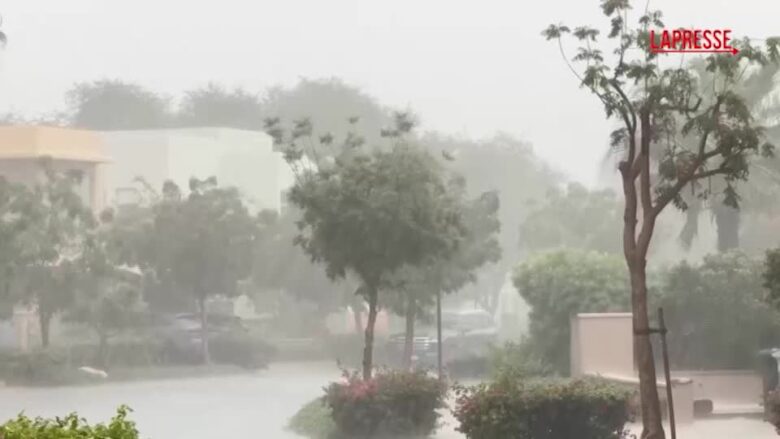 Maltempo negli Emirati Arabi, forte acquazzone sferza Dubai