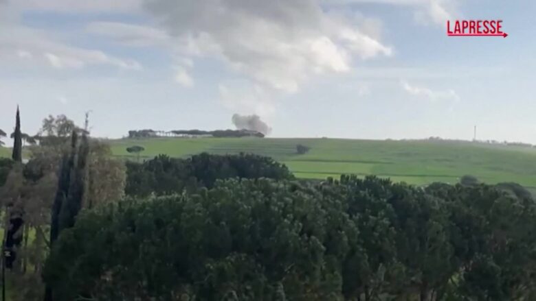 Attacco israeliano a villaggio in Libano, il fumo delle esplosioni