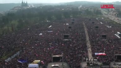 Praga, migliaia di persone manifestano contro il premier Babis