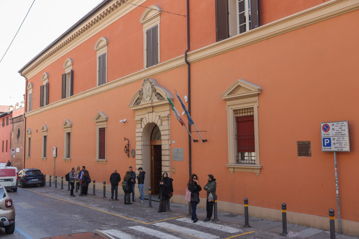Reggio Emilia, abusava della figlia: divieto di avvicinamento per un 60enne
