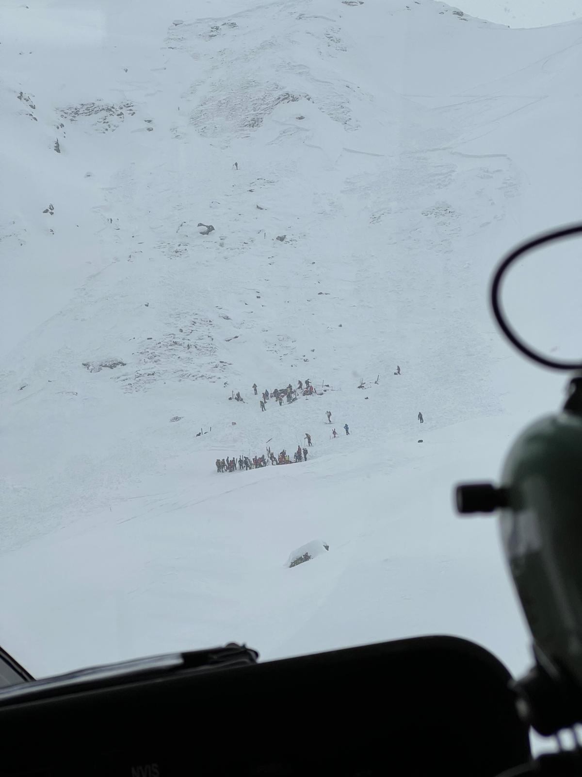 Valanga in Alto Adige travolge 10 persone, due morti e cinque feriti: maxi operazione di soccorso Valanga in Alto Adige travolge 10 persone, due morti e cinque feriti: maxi operazione di soccorso