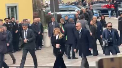 Funerali Bossi, l'arrivo di Meloni e Tajani a Pontida