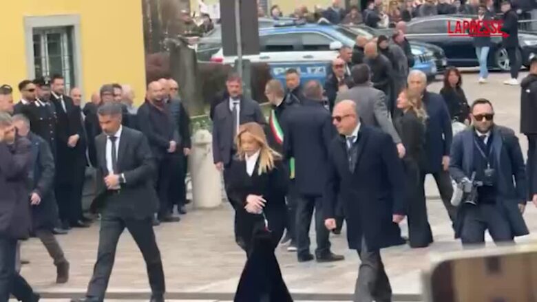 Funerali Bossi, l'arrivo di Meloni e Tajani a Pontida