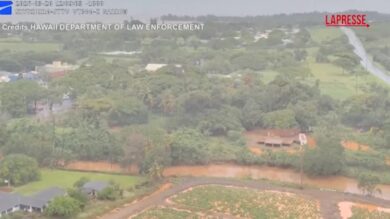 Hawaii, inondazioni record: l'acque carica invade i campi e trascina via le auto