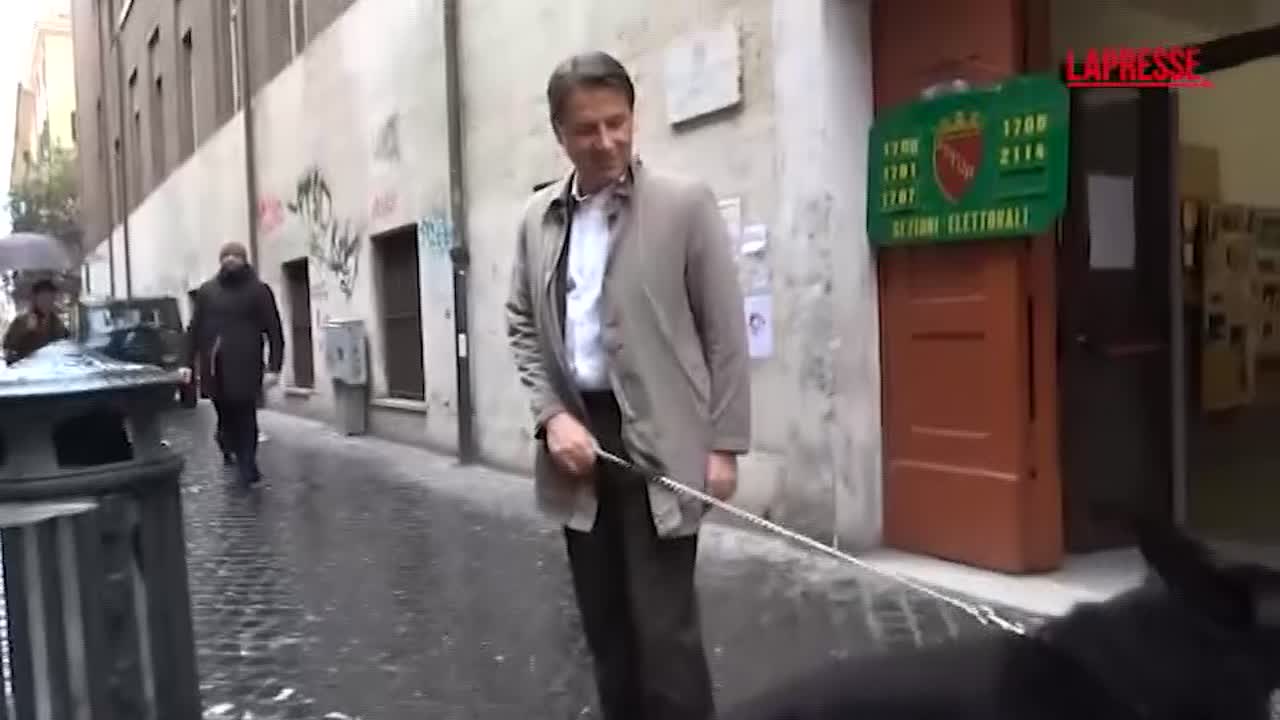 referendum giustizia conte al voto con il cane ma dimentica la tessera da Lapresse.it referendum giustizia conte al voto con il cane ma dimentica la tessera