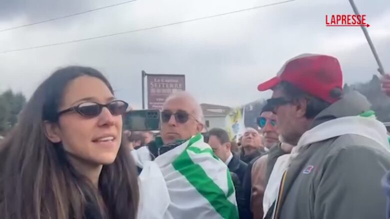 Umberto Bossi, Francesca Verdini difende Salvini da contestatore: "Sei a un funerale, cafone"