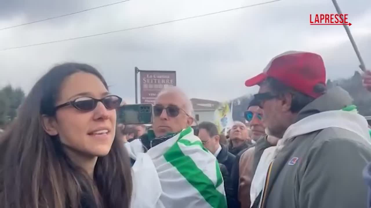 Umberto Bossi, Francesca Verdini difende Salvini da contestatore: "Sei a un funerale, cafone" Umberto Bossi, Francesca Verdini difende Salvini da contestatore: "Sei a un funerale, cafone"