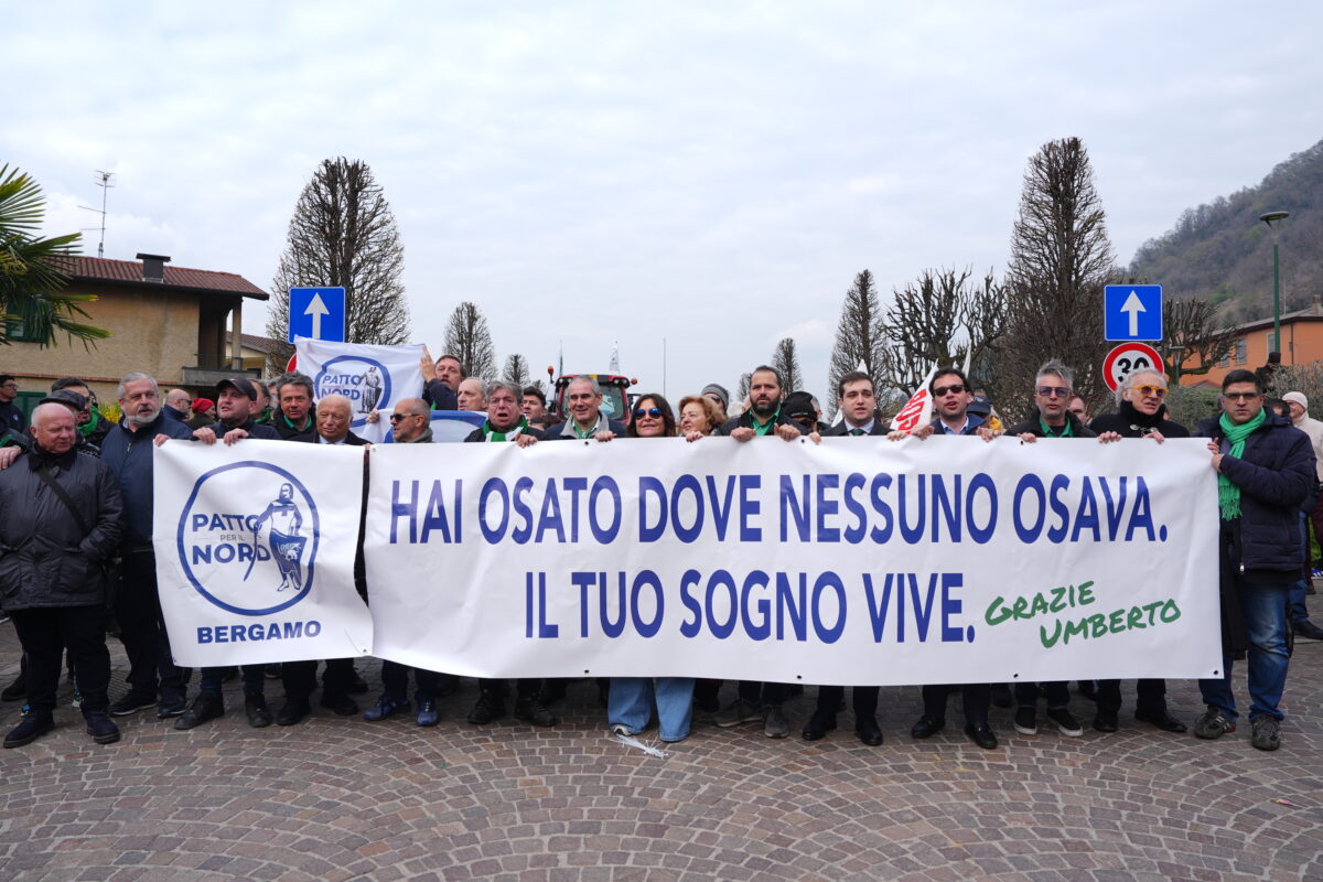 umberto bossi a pontida i funerali del fondatore della lega 8211 la diretta da Lapresse.it umberto bossi a pontida i funerali del fondatore della lega 8211 la diretta