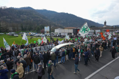 Umberto Bossi, l’ultimo saluto a Pontida: Salvini in camicia verde contestato
