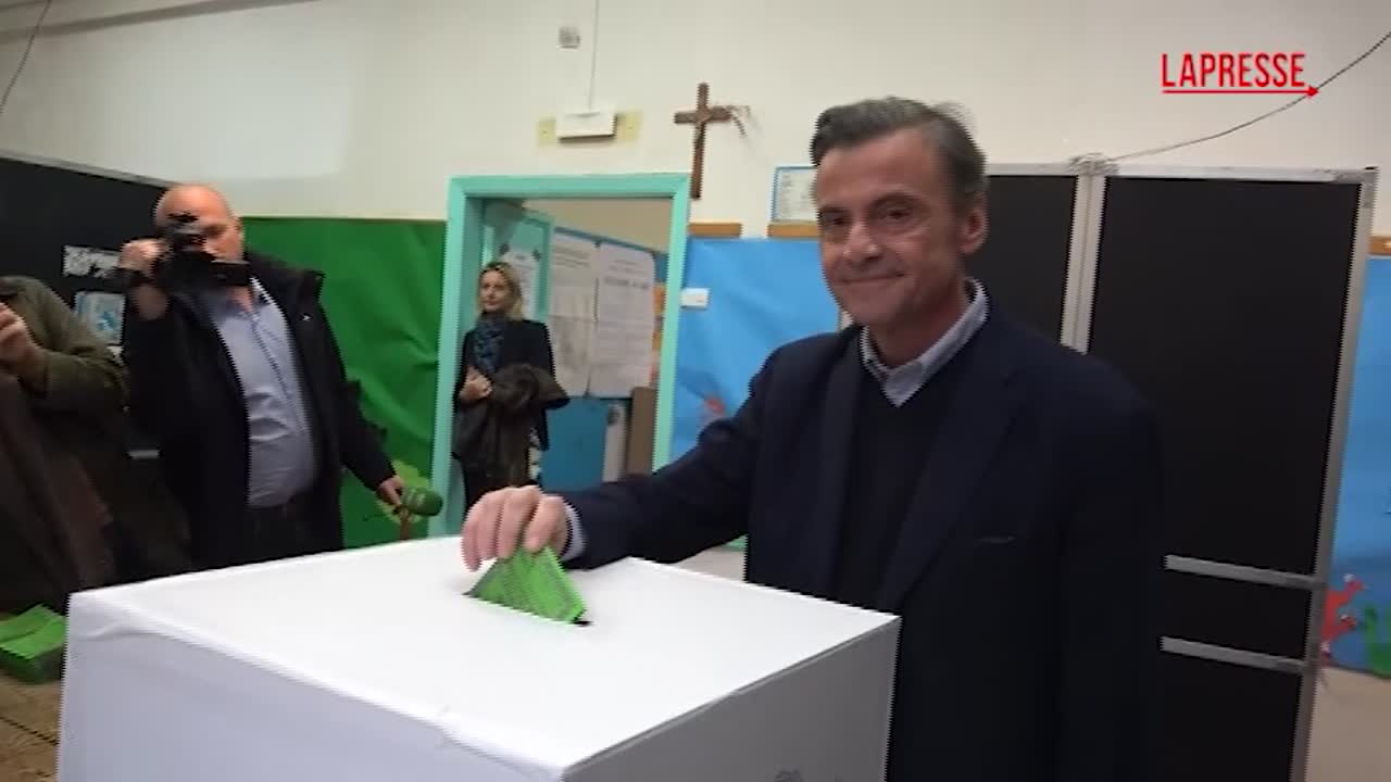 Referendum, Calenda al voto questa volta con la scheda valida: "Spero in una grande affluenza"