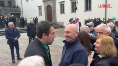 Funerali Bossi, Salvini in camicia verde: pochi applausi per il leader della Lega