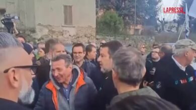 Funerali Bossi, Salvini tenta il bagno di folla ma tra i militanti c'è qualche malumore