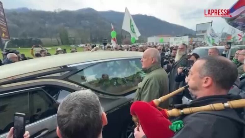 Funerali Bossi, la salma del Senatùr al pratone di Pontida accompagnata dal suono della cornamusa