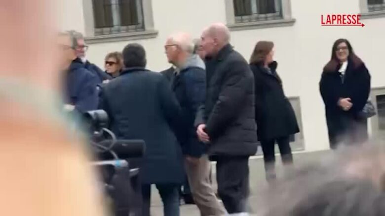 Funerali Bossi, Monti e Santanchè contestati al loro arrivo