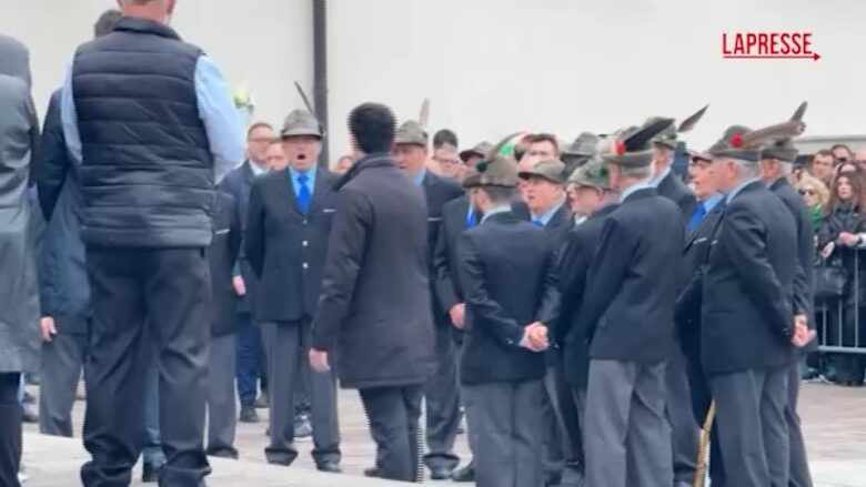 Funerali Bossi, il 'Va, pensiero' intonato dal coro degli Alpini chiude la cerimonia