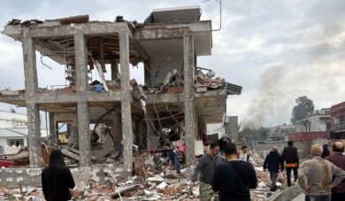 Roma, esplosione a Piana del Sole: crolla palazzina, due anziani feriti