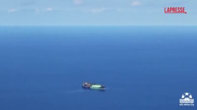 Libia, i video della petroliera russa alla deriva nel Mediterraneo: allarme ambientale