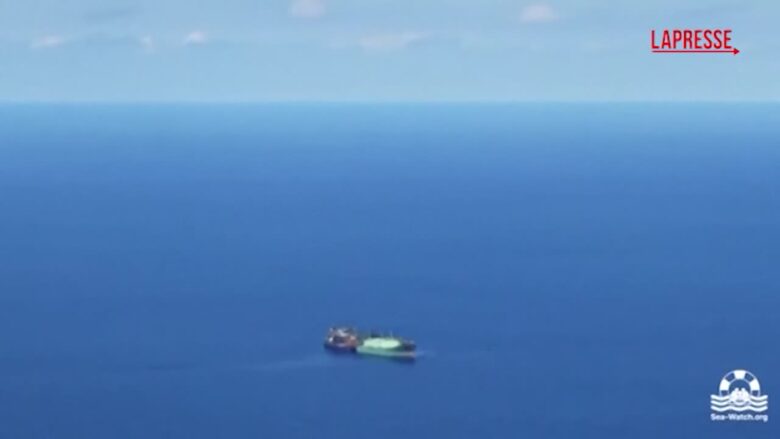 Libia, i video della petroliera russa alla deriva nel Mediterraneo: allarme ambientale