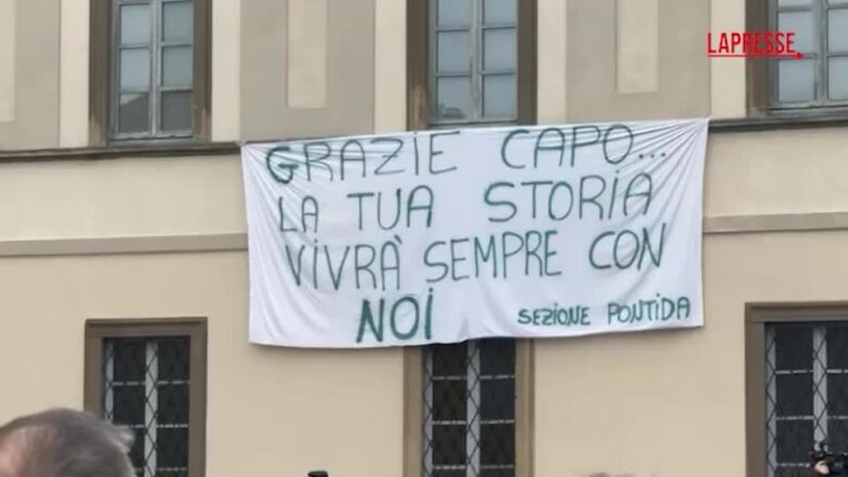 Funerali Bossi, sostenitori del Senatùr a Pontida: "Lascia una grande eredità"