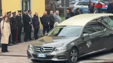 Funerali Bossi, l'arrivo del feretro nell'abbazia di San Giacomo a Pontida