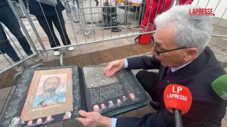 Funerali Bossi, un sostenitore presenta la sua Divina Commedia: "Salvini all'Inferno e il Senatùr in Paradiso"