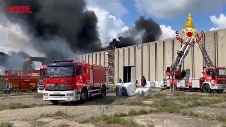 Viterbo, incendio in capannone dismesso: dall'area una densa colonna di fumo nero