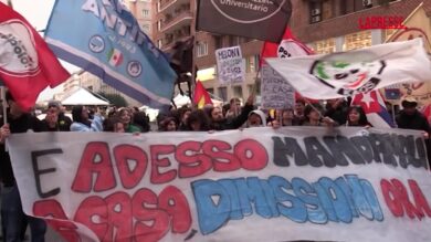 Referendum Giustizia, Comitati per il No e Potere al Popolo festeggiano in piazza a Napoli