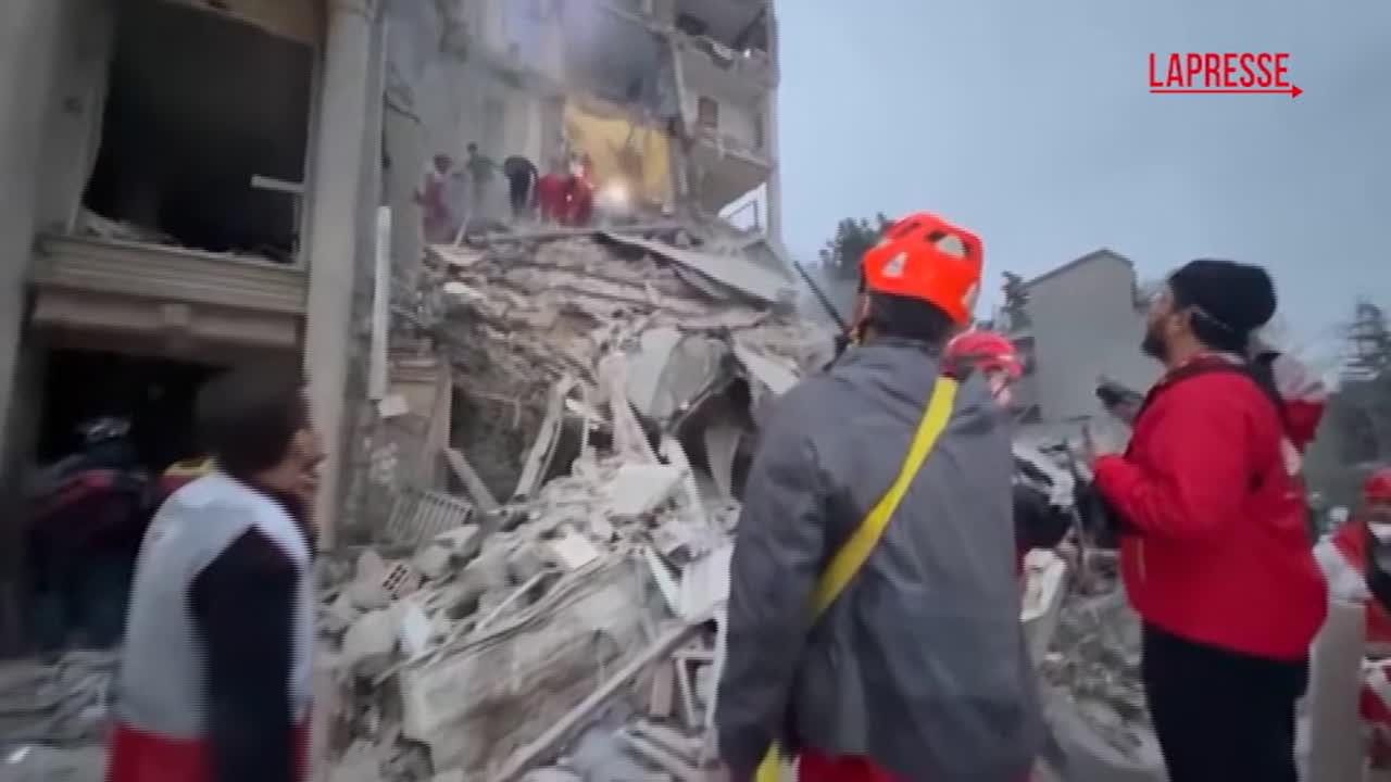 Iran, edifici distrutti a Teheran e Urmia: soccorritori al lavoro