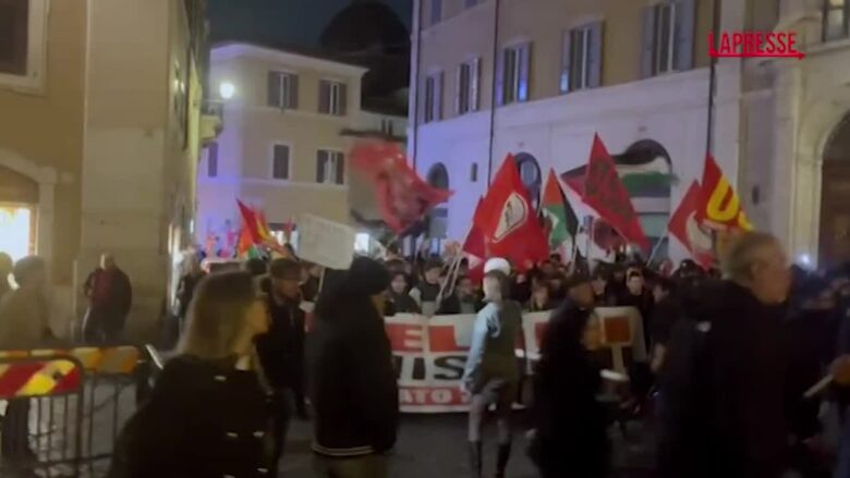Referendum Giustizia, il corteo del "Comitato No Sociale" arriva a Montecitorio