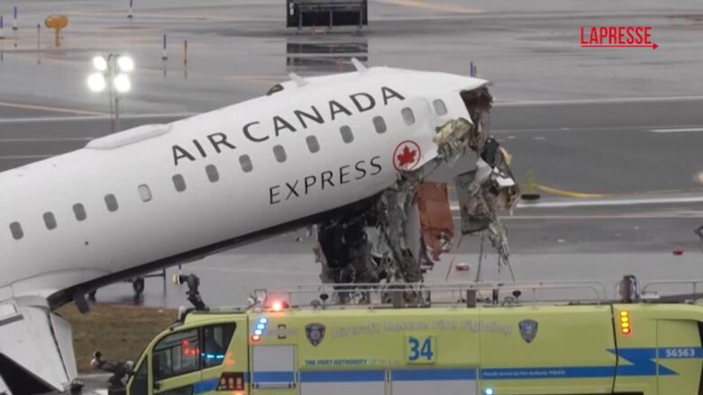 Incidente aereo a New York, quel che resta del velivolo dopo la collisione a LaGuardia