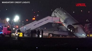 "Fermati, fermati": l'audio delle torre di controllo durate la collisione all’aeroporto LaGuardia di New York