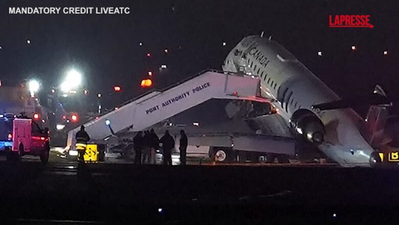 "Fermati, fermati": l'audio delle torre di controllo durate la collisione all’aeroporto LaGuardia di New York