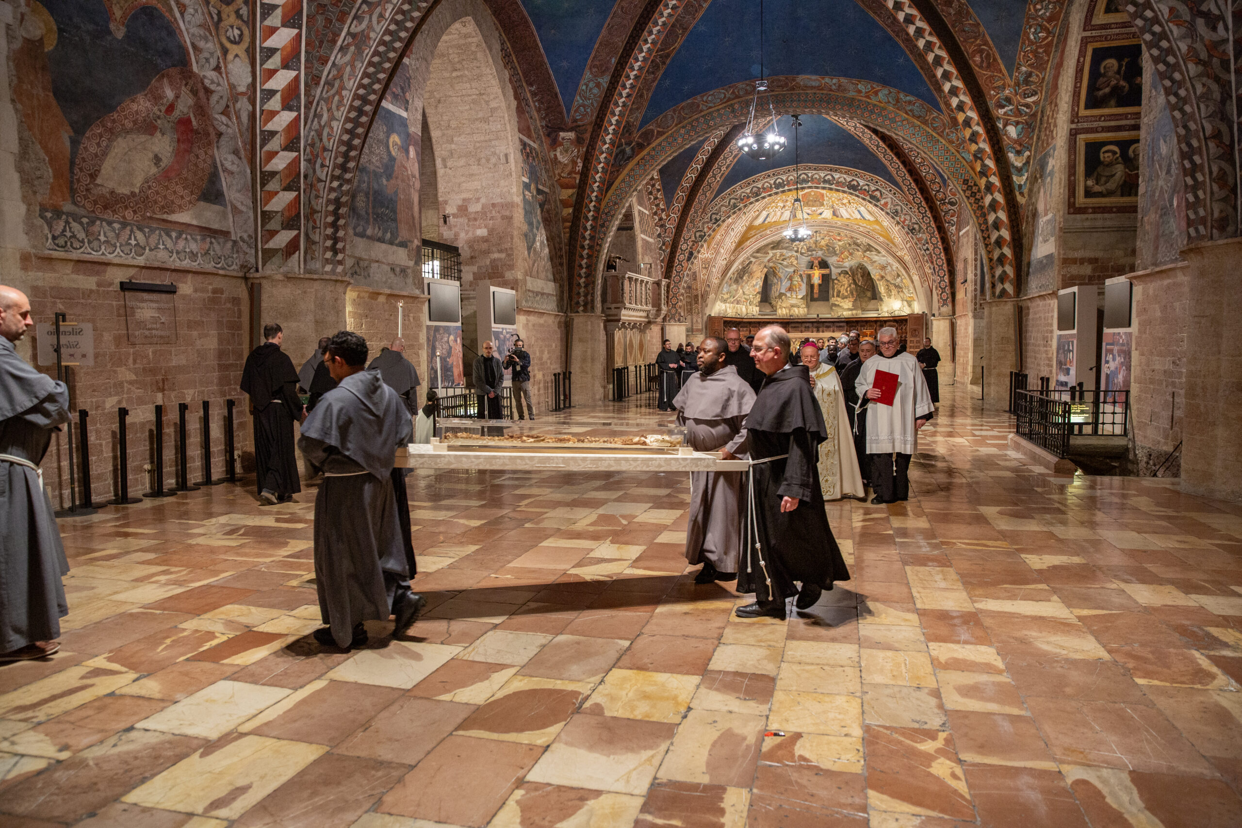San Francesco, il rito della reposizione nella tomba delle ossa del Santo
