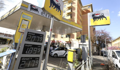 Carburanti, Mimit: “Il prezzo medio della benzina self a 1,72 euro al litro, il gasolio a 1,98”