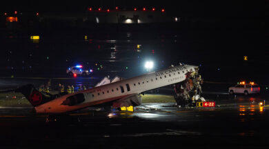 New York, collisione tra un aereo e un veicolo dei pompieri al LaGuardia: due morti e oltre 40 feriti