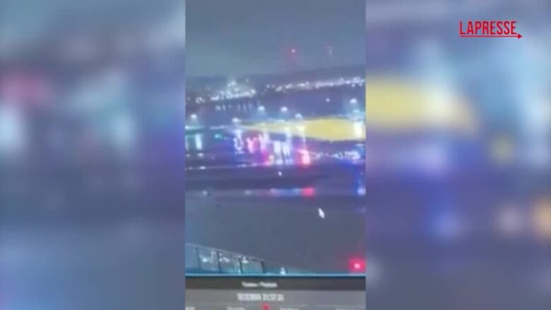 New York, schianto in pista all'aeroporto LaGuardia: il momento dell'incidente