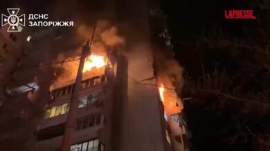 Ucraina, attacco russo nella notte su Zaporizhzhia: edifici avvolti dalle fiamme
