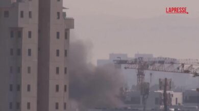 Israele, fumo e sirene a Tel Aviv in seguito all'allarme di uno sbarramento missilistico iraniano