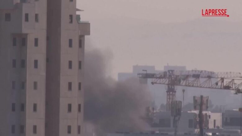 Israele, fumo e sirene a Tel Aviv in seguito all'allarme di uno sbarramento missilistico iraniano