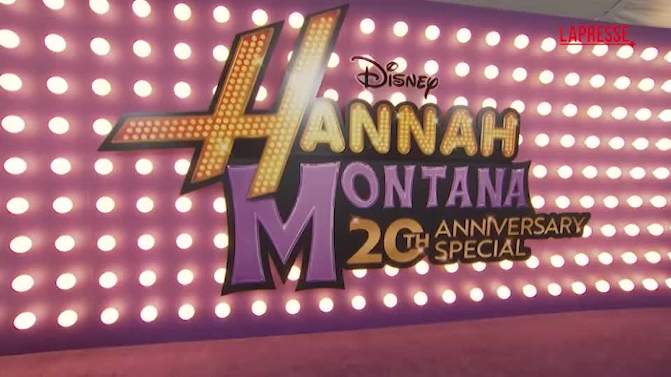 Hannah Montana, Miley Cyrus con il cast per il 20° anniversario della serie