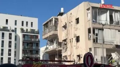 Israele, attacco a Tel Aviv: il cratere lasciato da un missile iraniano