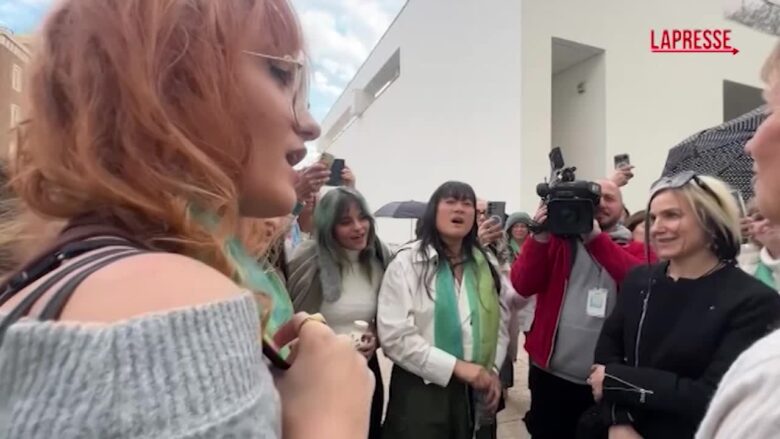 Medio Oriente, mamme israeliane e palestinesi a piedi nudi nel centro di Roma