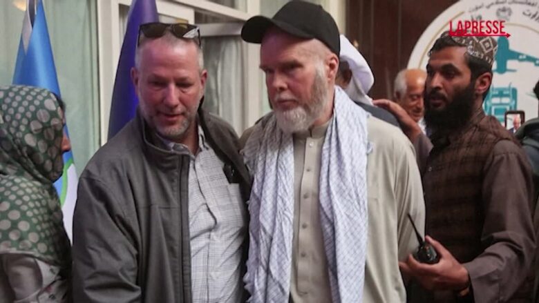Afghanistan, il cittadino statunitense Dennis Coyle viene liberato dopo oltre un anno: le immagini del rilascio
